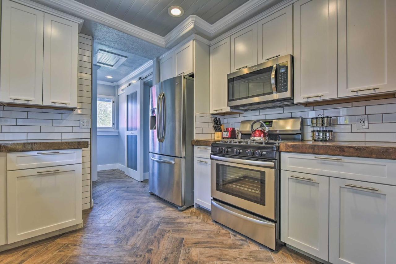 Charming Historic With Private Backyard! Сasa de vacaciones