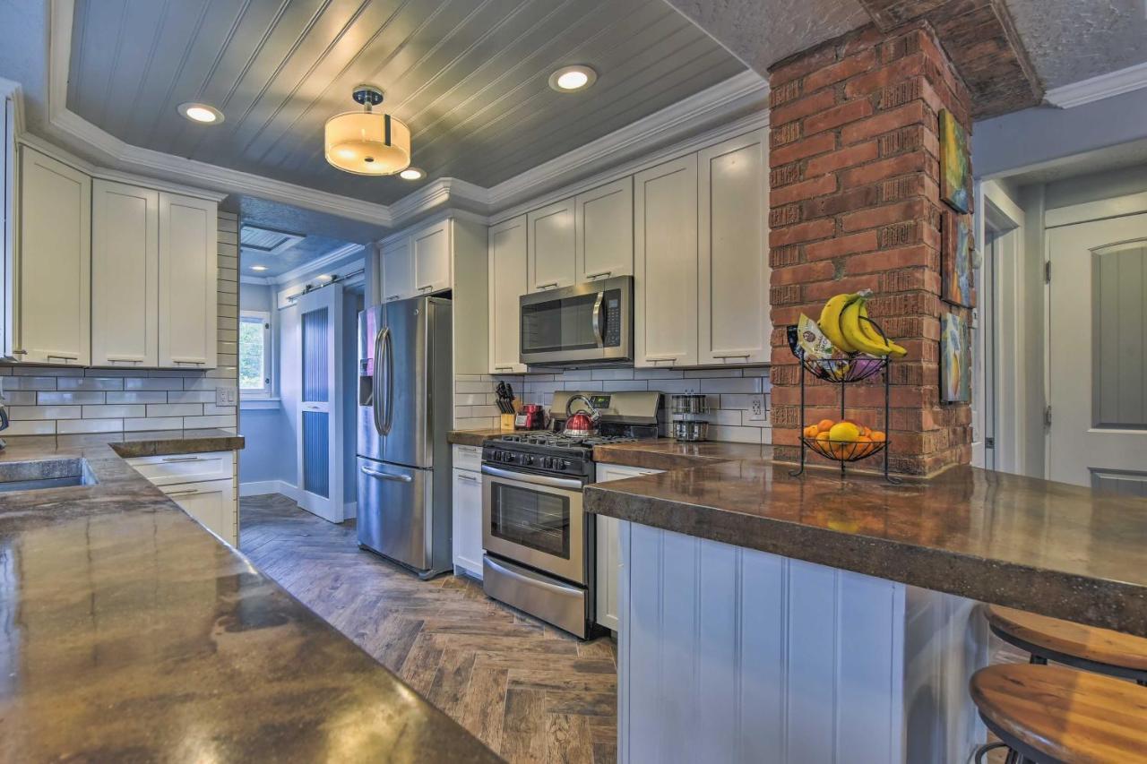 Hébergement de vacances Charming Historic With Private Backyard! *